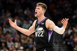 太快了！菲利波夫斯基再被吹防守犯规 半节时间累计3次个人犯规 配图