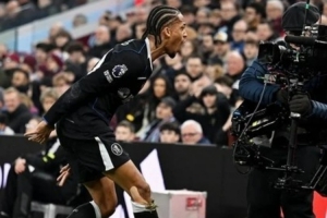 上演帽子戏法的若昂·佩德罗社媒晒照，恩佐、凯塞多等众队友点赞 配图