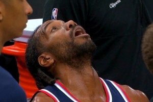 单核累坏了！小卡被打到眼睛 坐在替补席看球馆上方大屏幕回放 配图