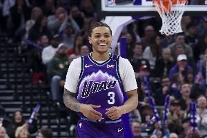 突然发力！基昂特·乔治第三节独得15分 三节砍下24分4板 配图