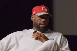 詹姆斯：季后赛期间通常手机会关机两个月 亲人都联系不上我 配图