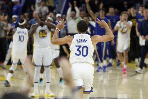 邓利维：不想让球队在库里离开后瞬间崩塌 所以要谨慎对待选秀权 配图