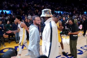 杨毅：詹姆斯最适合去勇士搞退役巡演 詹库合体 他也最喜欢三巨头 配图