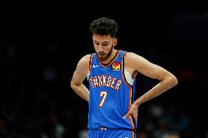 切特谈爆发：我在进攻端寻找空位并保持侵略性 绝不强求机会 配图