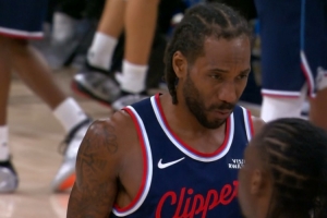 动作有点大！赫夫防守击中伦纳德面部 被吹一级恶意犯规 配图