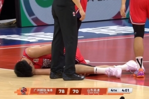 升级了！徐昕被克里斯撞到肋部痛苦倒地 裁判回看后吹克里斯违体 配图