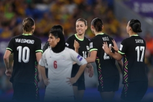 禁区内被球绊倒+空门不进,澳大利亚女足低级失误频频 配图