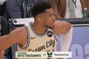 看不到一点希望！字母哥拿球怒砸篮架泄愤吃到技犯 配图