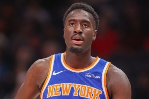 迈克·布朗：迪亚瓦拉需要学会更早出球 希望他保持侵略性 配图