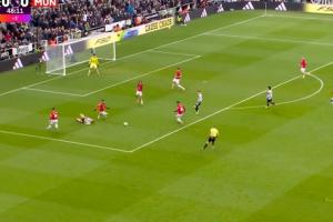 曼联多打一人落后！B费犯规送点，戈登点射破门 配图