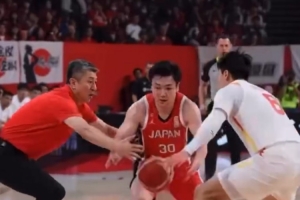 AI新作！郭士强抢断富永启生 晃倒赵睿死亡隔扣 但扣的是自家篮筐 配图