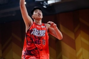 17分10板4帽！媒体人：徐昕威风八面 确实是全明星中锋的水准 配图