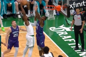 终于泄泄愤！杰伦·布朗突破蓄力起飞 单臂暴力隔扣迪亚巴特！ 配图