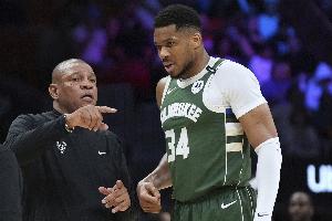 情况不妙！字母哥两罚不中&沃克追身三分 老鹰下半场10-0打停雄鹿 配图