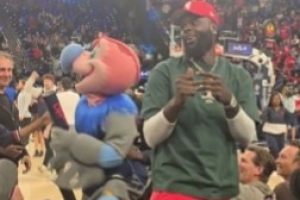 老熟人！史蒂芬森现身快船主场&吉祥物邀请他一起发T恤 配图