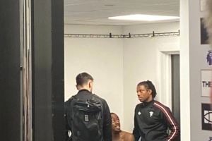 前曼联队友，B费赛后与伊兰加交谈，马拉西亚也一同加入 配图