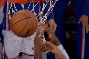 很值！双方拼抢出界给尼克斯球 雷霆挑战成功改吹唐斯犯规获2罚 配图