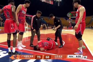 不要啊！郭艾伦反击对抗后 抱着左膝痛苦倒地 被担架车送出场 配图