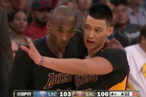 林书豪调侃让科比帮打挡拆:幸好我投进了 要没进可能会被裁 配图