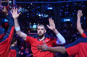 卢：很高兴球迷们向祖巴茨表达了敬意 他配得上这一切 配图