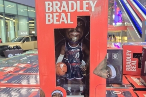 吸引力如何？船记：快船主场今日将发放比尔造型的摇头娃娃 配图