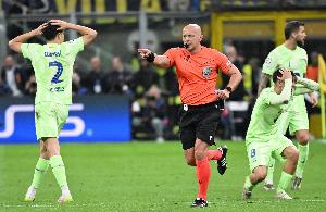 每体:波兰名哨马齐尼亚克伤愈复出,曾对巴萨做出争议判罚 配图