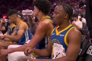 奇兵！克赖尔外线开炮连中2记三分 帮助勇士再获两位数领先 配图