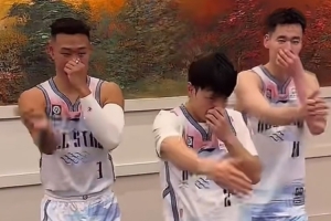 魔性！徐杰&贺希宁&郭昊文合跳舞蹈 动作僵硬且不熟练反添喜感 配图