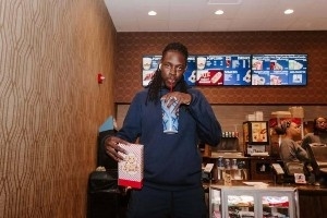 霍勒迪组织团建！赛后带着大家一起在孟菲斯看电影 配图