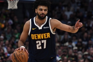 眼睛放光！贾马尔·专打湖人·穆雷17中8得28分4板7助 上半场20分 配图