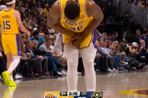 看着都疼！斯玛特要害部位被球砸中 捂着裆部很痛苦 配图