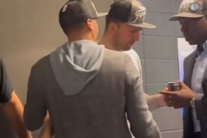 解密！媒体人：芬利解释拿走东契奇啤酒缘由&事后还给他拿了一罐 配图