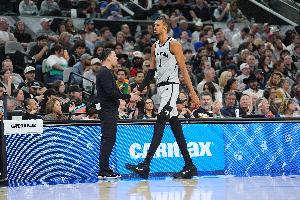 米奇:我们不会让文班场均出战40分钟 对卡斯尔也是相同安排 配图