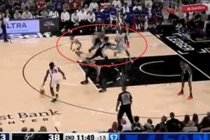 不愧是波波弟子！马刺防守失误&CC次节上来就进三分 米奇直接喊停 配图