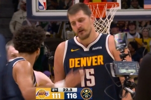 一锤定音！约基奇转身强攻 倚住防守抛投命中率队领先5分 配图