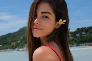 每体:特狮给女友送礼疑似庆祝1周年 说明他官宣离婚前就与她拍拖 配图