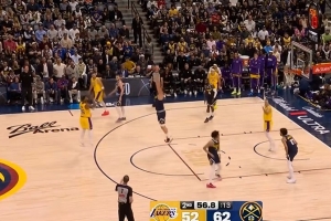 想啥呢这是？斯玛特弧顶三分出手突然改传球直接扔出界 配图