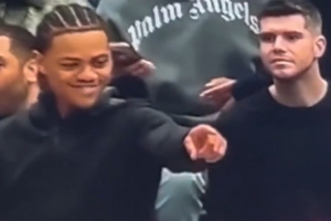 这表情笑skr人！特雷·约翰逊空篮扣飞 基昂特·乔治场下笑嘻了~ 配图