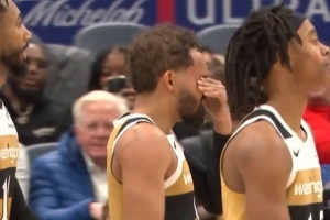 戳到眼睛了！特雷·杨单打菲利波夫斯基 横撤步三分命中还加罚！ 配图