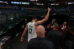 老哈达威：塔图姆现在复出是伤害球队 他在季后赛会被对手针对 配图