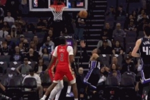 神来之笔！威少一条龙欧洲步失衡随手一抛打成2+1 配图