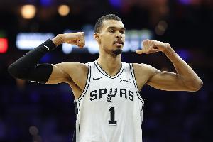 统治级！文班半场13中7砍下24分7板3帽 正负值+14 配图