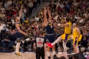 稳扎稳打！东契奇冲击内线抛投丝滑打中 率队迫近比分 配图