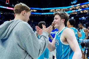 阿里纳斯：我不介意克尼佩尔弗拉格共享最佳新秀 这是很棒的故事 配图