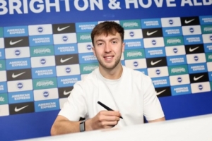 已出战70场，布莱顿官方：续约20岁中场多面手欣谢尔伍德至2029年 配图