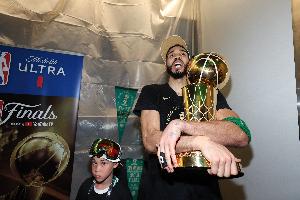 甜瓜建议塔图姆退居二线 獭兔训练师：你在教他做事？讽刺…… 配图