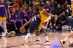 无大碍！穆雷持球强攻被顶到膝盖 简单调整后继续作战 配图