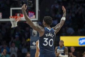 芬奇:兰德尔主动接受了挑战 打得很有侵略性展现了对抗强度 配图