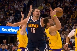 约基奇失误被断&反抢打到东契奇脸被吹犯规 掘金挑战失败 配图