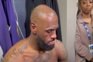 赛后冰敷左肘!詹姆斯:希望明天醒来后感觉不会恶化 能好转最好 配图